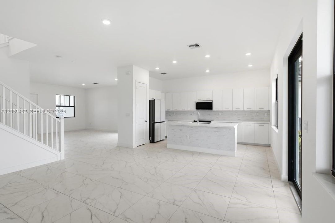 En Venta: $1,196,000 (4 camas, 3 baños, 2704 Pies cuadrados)