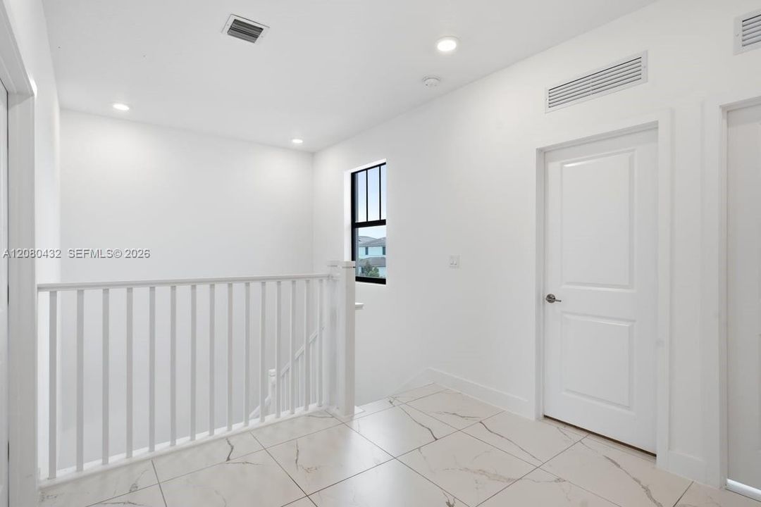 En Venta: $1,196,000 (4 camas, 3 baños, 2704 Pies cuadrados)