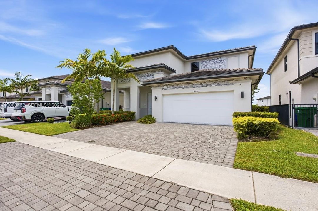 En Venta: $1,196,000 (4 camas, 3 baños, 2704 Pies cuadrados)
