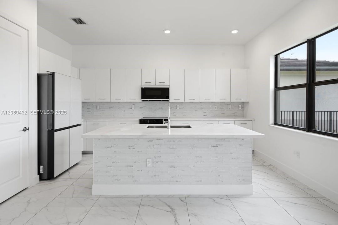 En Venta: $1,196,000 (4 camas, 3 baños, 2704 Pies cuadrados)