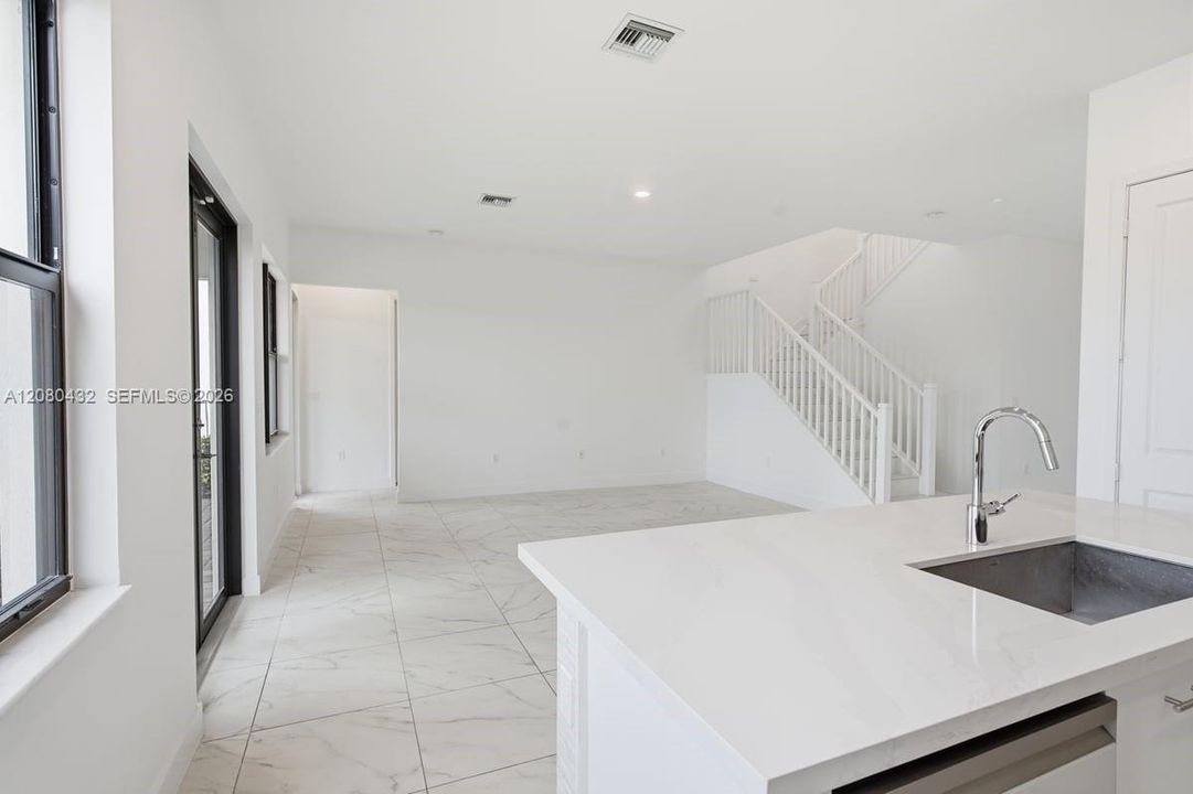 En Venta: $1,196,000 (4 camas, 3 baños, 2704 Pies cuadrados)