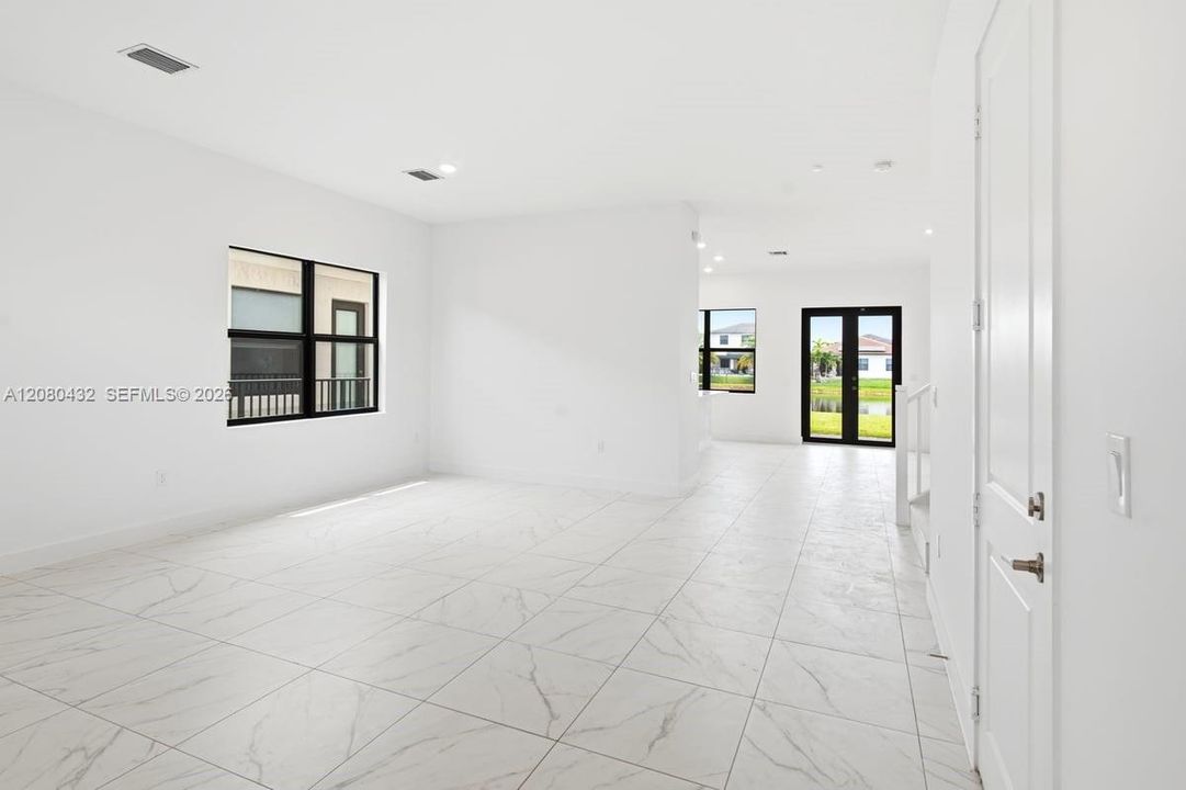 En Venta: $1,196,000 (4 camas, 3 baños, 2704 Pies cuadrados)