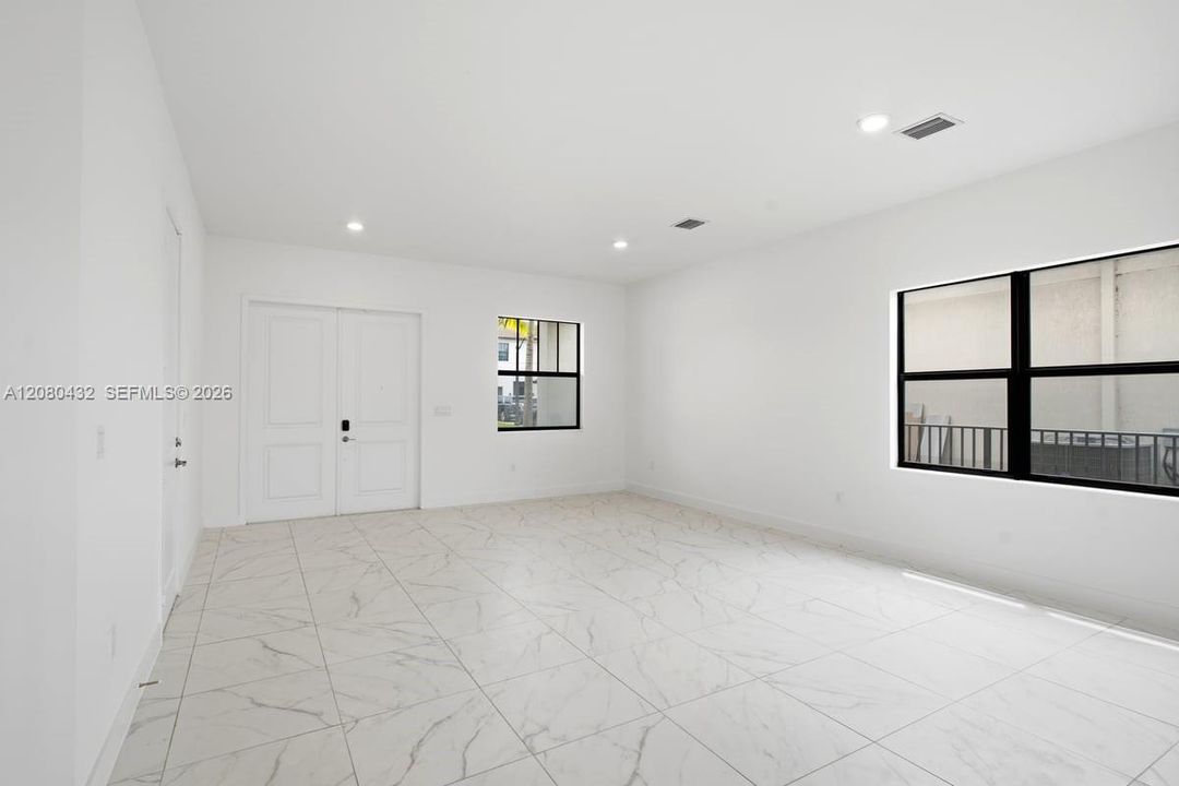En Venta: $1,196,000 (4 camas, 3 baños, 2704 Pies cuadrados)