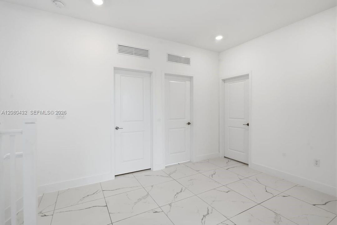 En Venta: $1,196,000 (4 camas, 3 baños, 2704 Pies cuadrados)