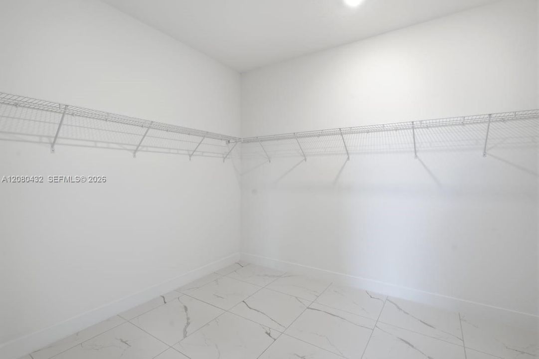 En Venta: $1,196,000 (4 camas, 3 baños, 2704 Pies cuadrados)