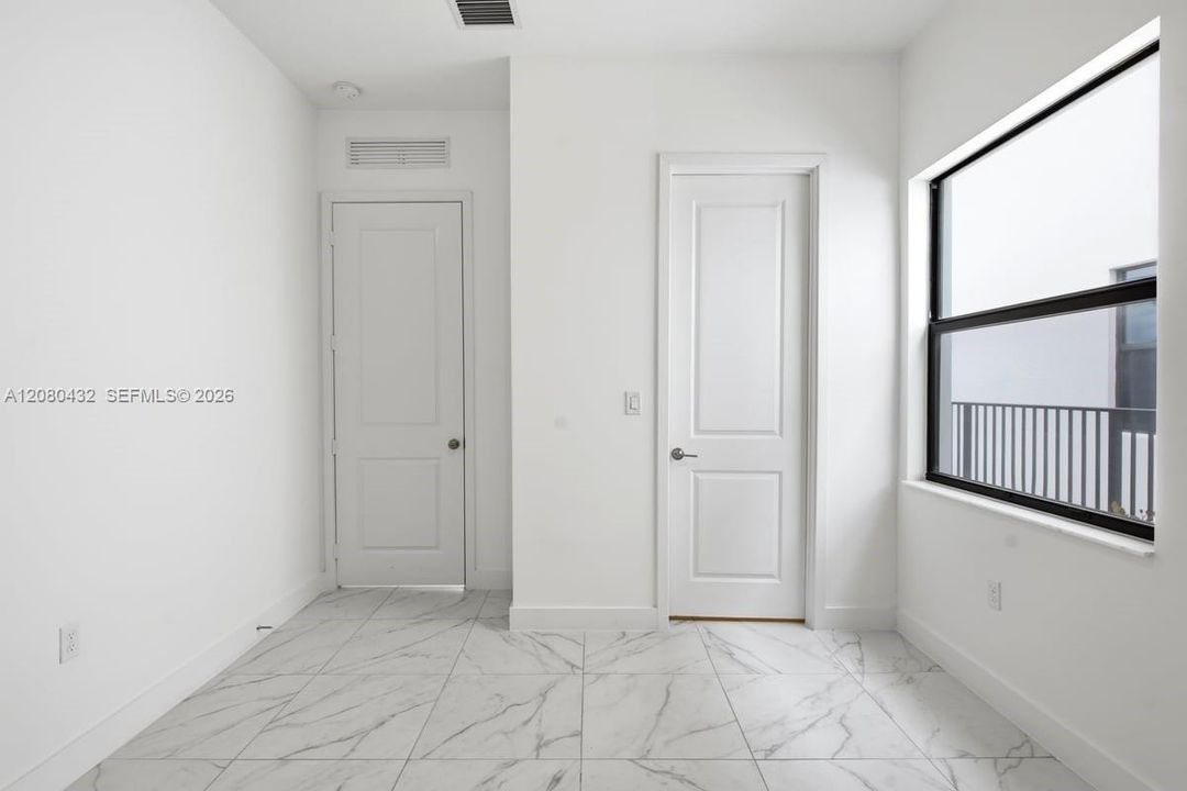 En Venta: $1,196,000 (4 camas, 3 baños, 2704 Pies cuadrados)