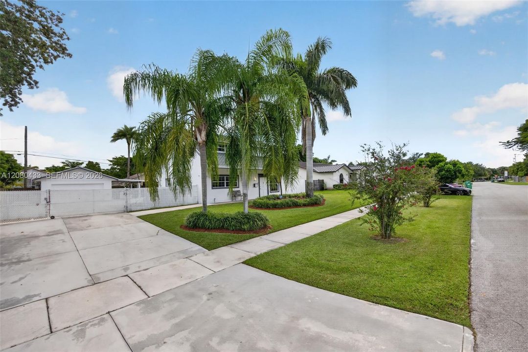 For Sale: $879,000 (4 beds, 2 baths, 1712 Square Feet)