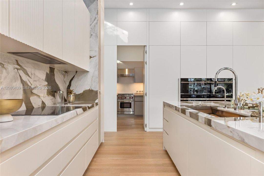 For Sale: $29,995,000 (6 beds, 7 baths, 8725 Square Feet)