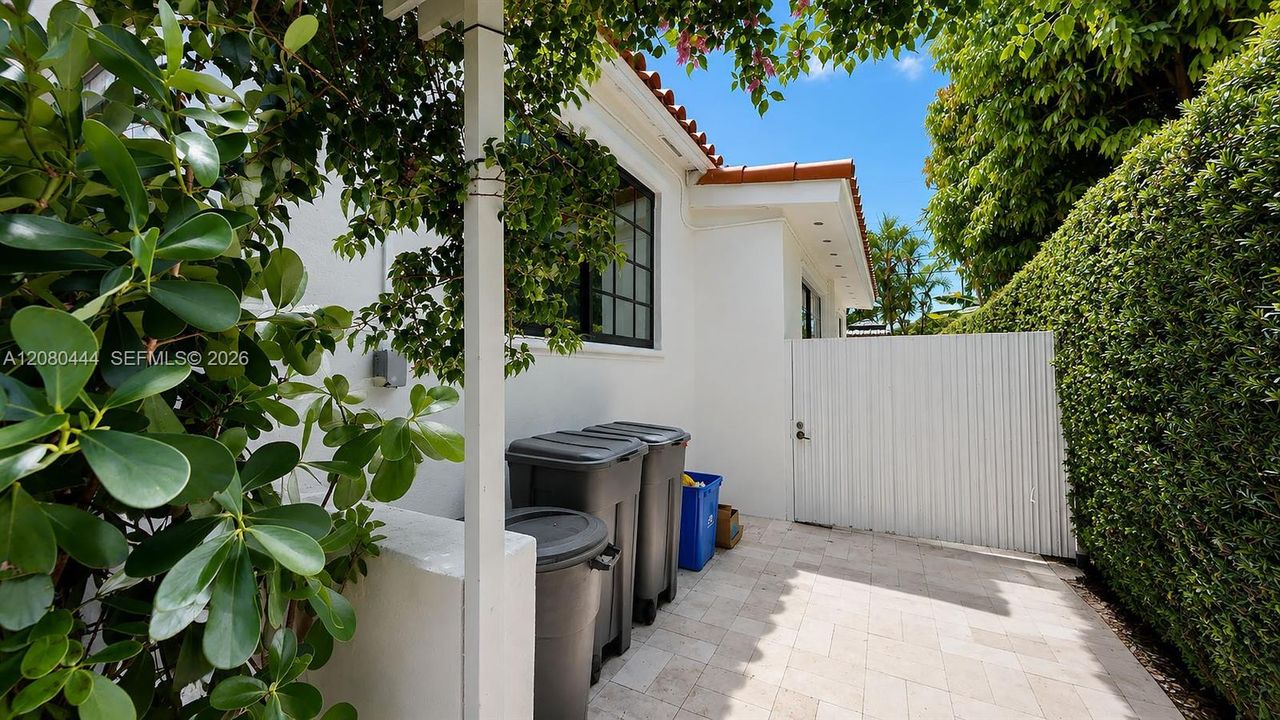 For Sale: $987,000 (4 beds, 2 baths, 1539 Square Feet)