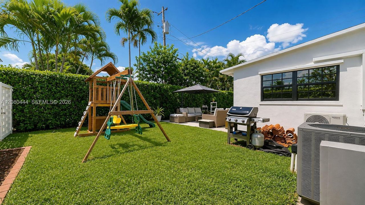 For Sale: $987,000 (4 beds, 2 baths, 1539 Square Feet)