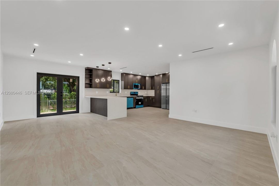 En Venta: $920,000 (4 camas, 3 baños, 1600 Pies cuadrados)
