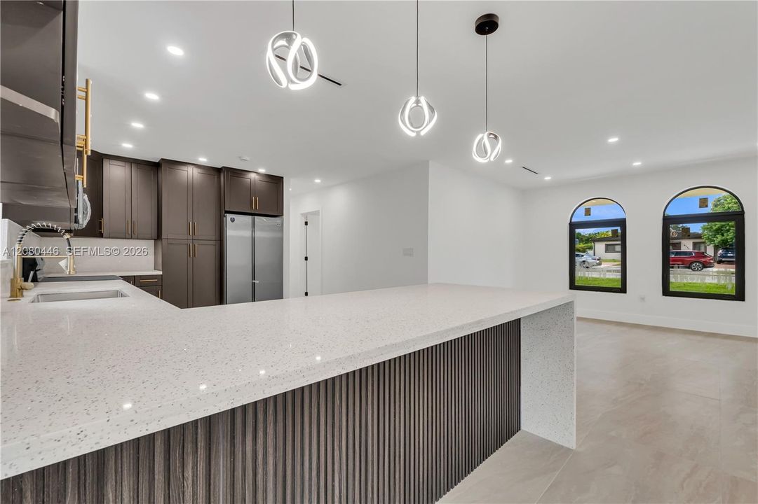 En Venta: $920,000 (4 camas, 3 baños, 1600 Pies cuadrados)