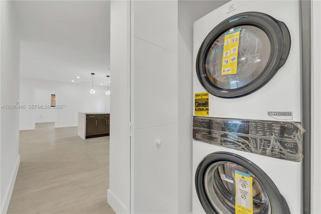 En Venta: $920,000 (4 camas, 3 baños, 1600 Pies cuadrados)