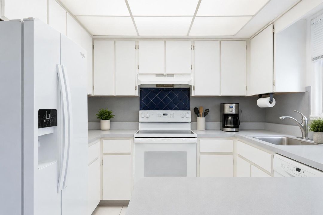 VIRTUAL STAGED KITCHEN