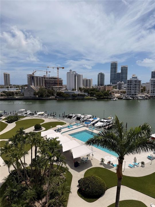 For Rent: $3,300 (1 beds, 1 baths, 1136 Square Feet)
