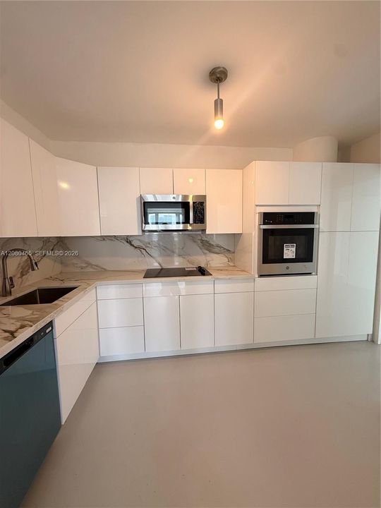 For Rent: $3,300 (1 beds, 1 baths, 1136 Square Feet)