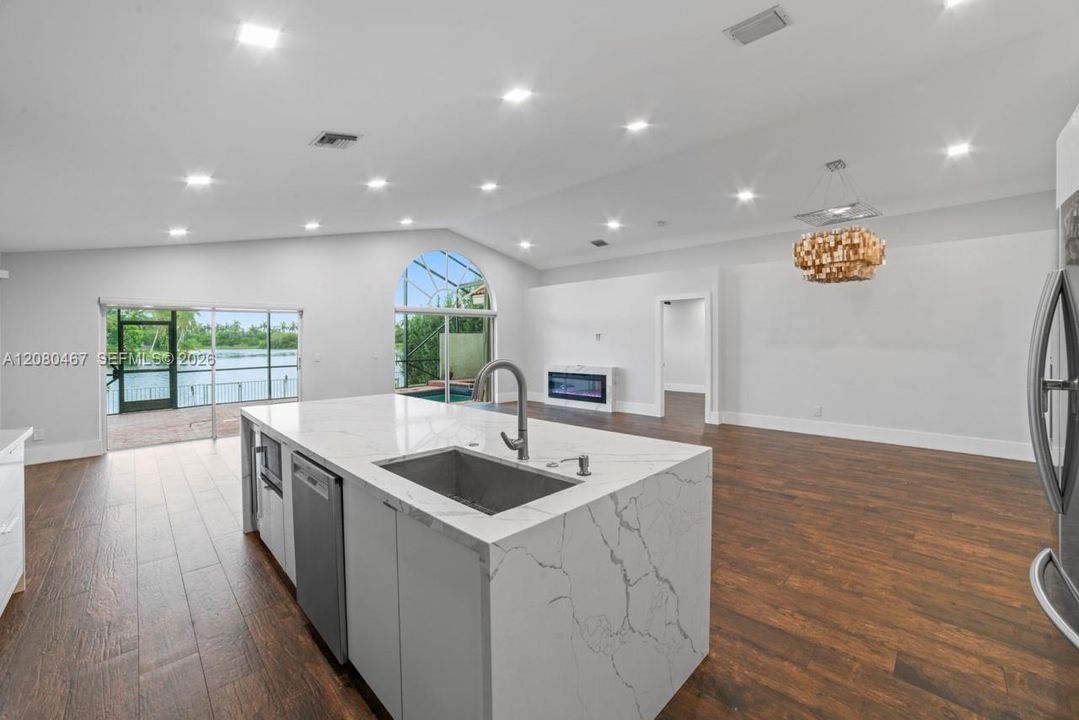 На продажу: $795,000 (3 спален, 2 ванн, 1815 Квадратных фут)