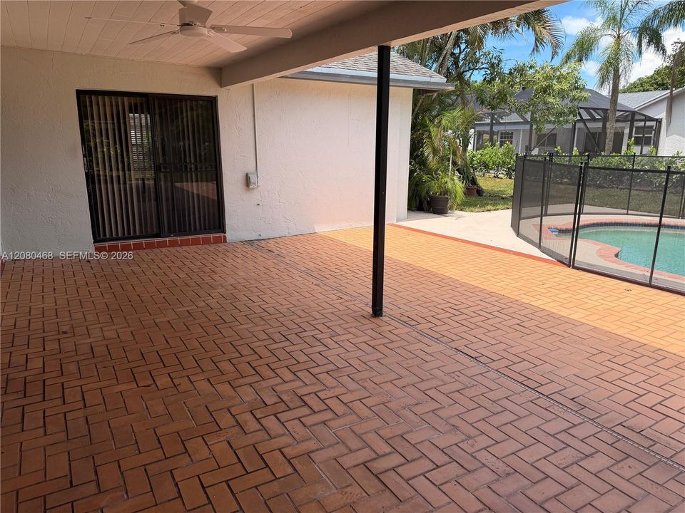 Activo con contrato: $4,900 (4 camas, 2 baños, 2322 Pies cuadrados)