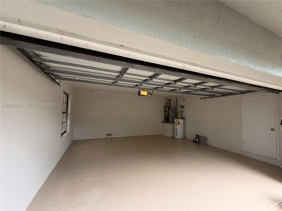 Activo con contrato: $4,900 (4 camas, 2 baños, 2322 Pies cuadrados)