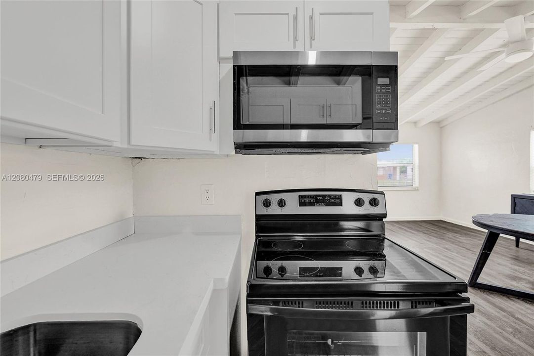 На продажу: $399,990 (3 спален, 2 ванн, 1016 Квадратных фут)