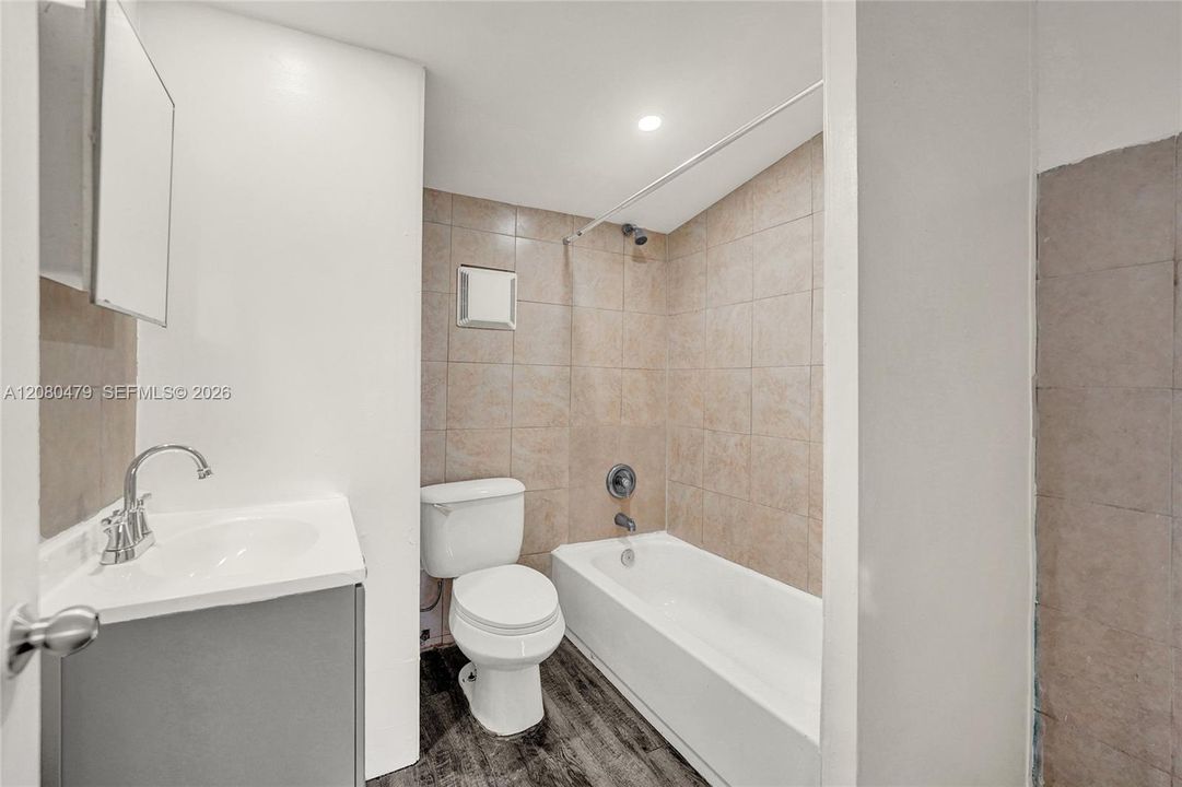 На продажу: $399,990 (3 спален, 2 ванн, 1016 Квадратных фут)