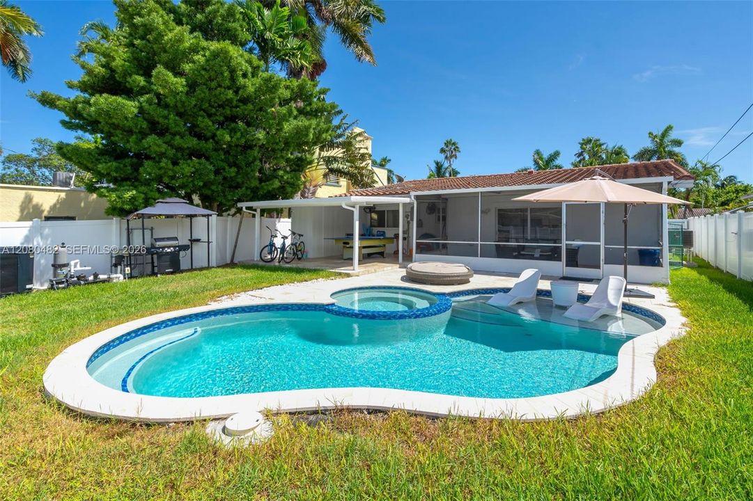 For Rent: $5,999 (3 beds, 2 baths, 1733 Square Feet)
