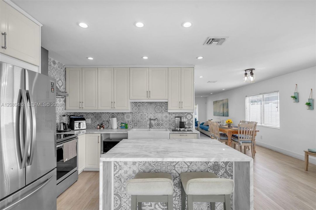 For Rent: $5,999 (3 beds, 2 baths, 1733 Square Feet)