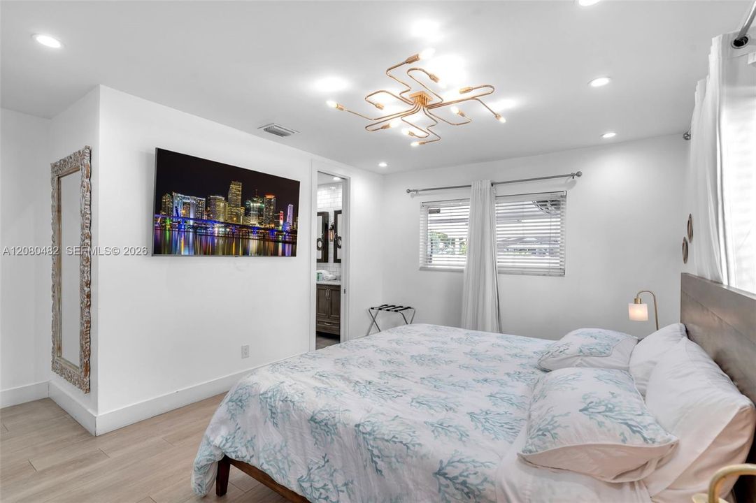 For Rent: $5,999 (3 beds, 2 baths, 1733 Square Feet)