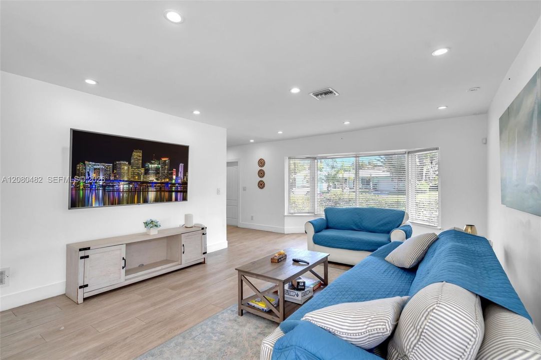 For Rent: $5,999 (3 beds, 2 baths, 1733 Square Feet)