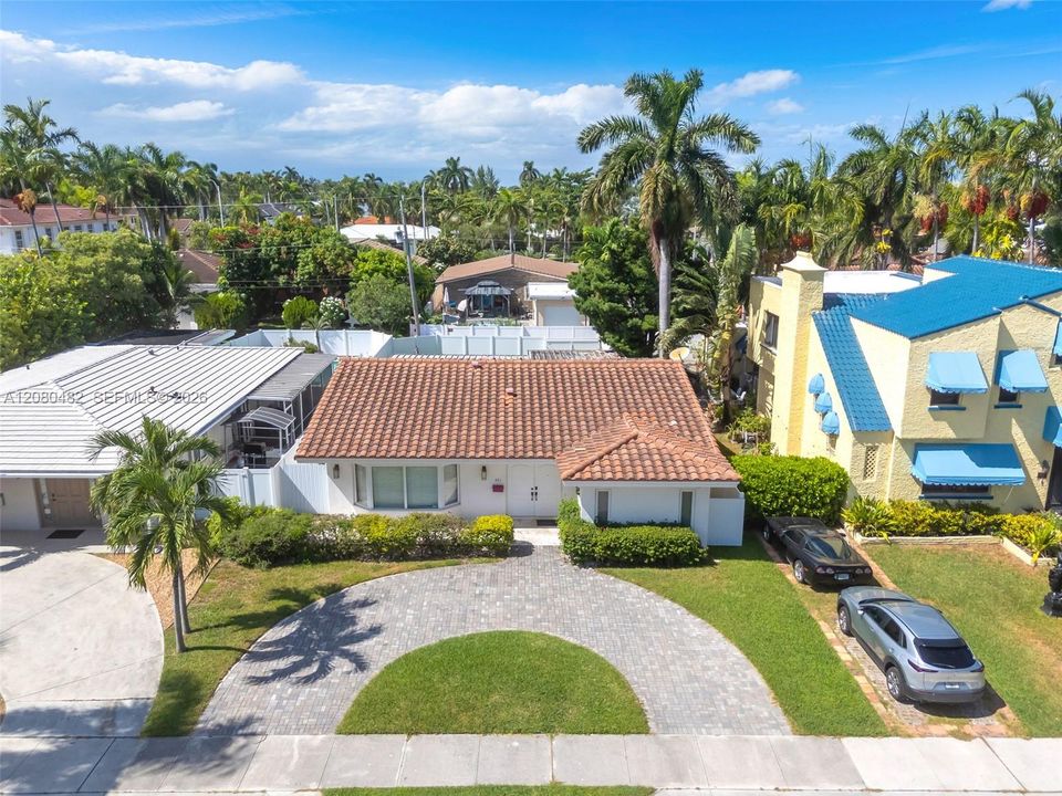 For Rent: $5,999 (3 beds, 2 baths, 1733 Square Feet)