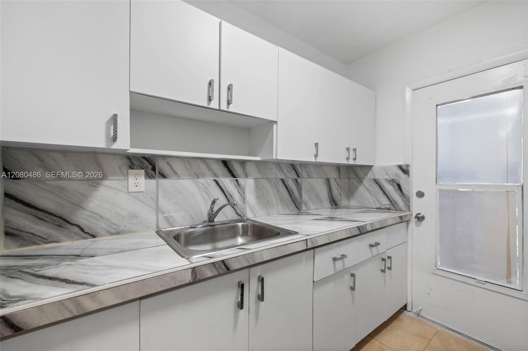 For Rent: $1,700 (1 beds, 1 baths, 850 Square Feet)