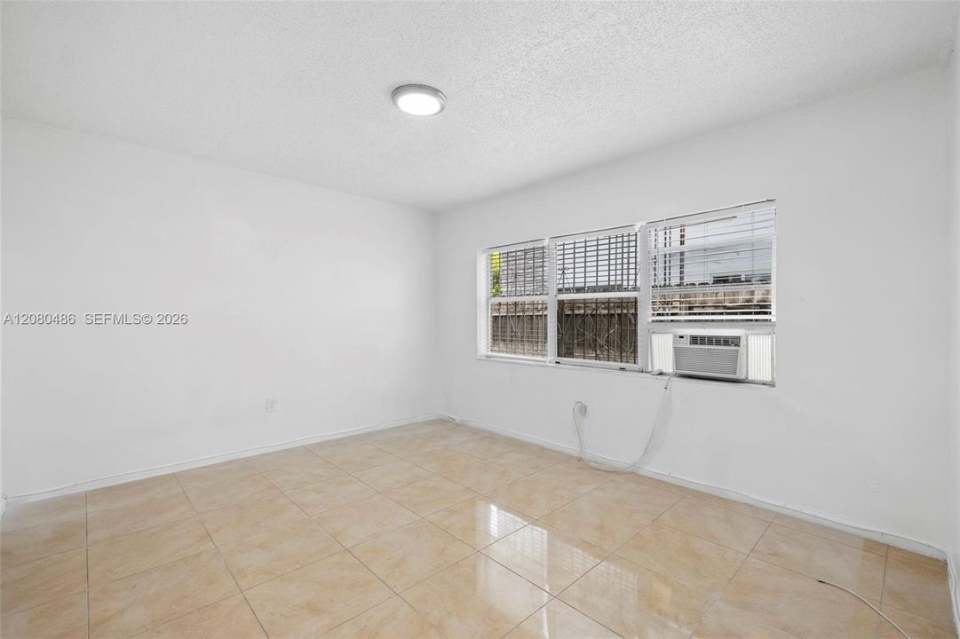 For Rent: $1,700 (1 beds, 1 baths, 850 Square Feet)