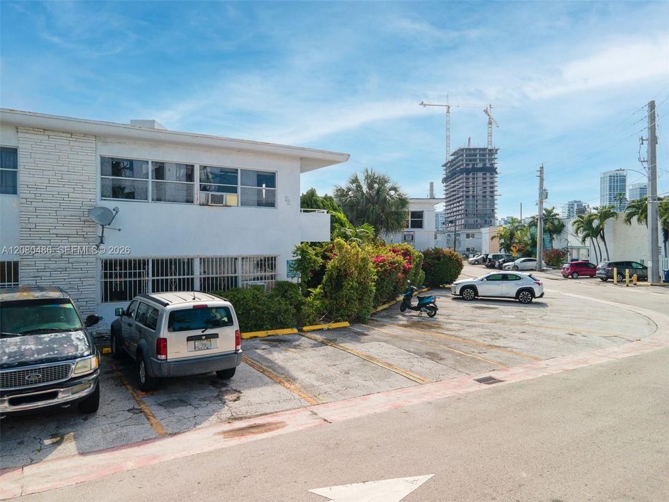 For Rent: $1,700 (1 beds, 1 baths, 850 Square Feet)