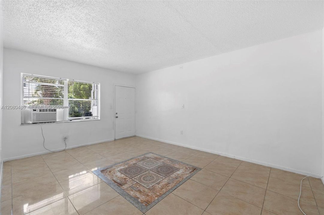 For Rent: $1,700 (1 beds, 1 baths, 850 Square Feet)