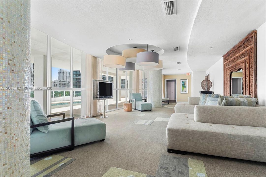 For Rent: $2,500 (1 beds, 1 baths, 677 Square Feet)