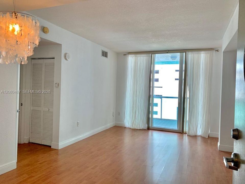 For Rent: $2,500 (1 beds, 1 baths, 677 Square Feet)