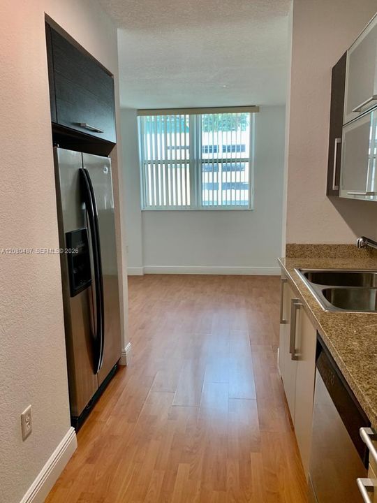For Rent: $2,500 (1 beds, 1 baths, 677 Square Feet)