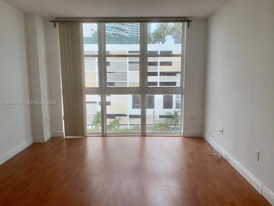 For Rent: $2,500 (1 beds, 1 baths, 677 Square Feet)