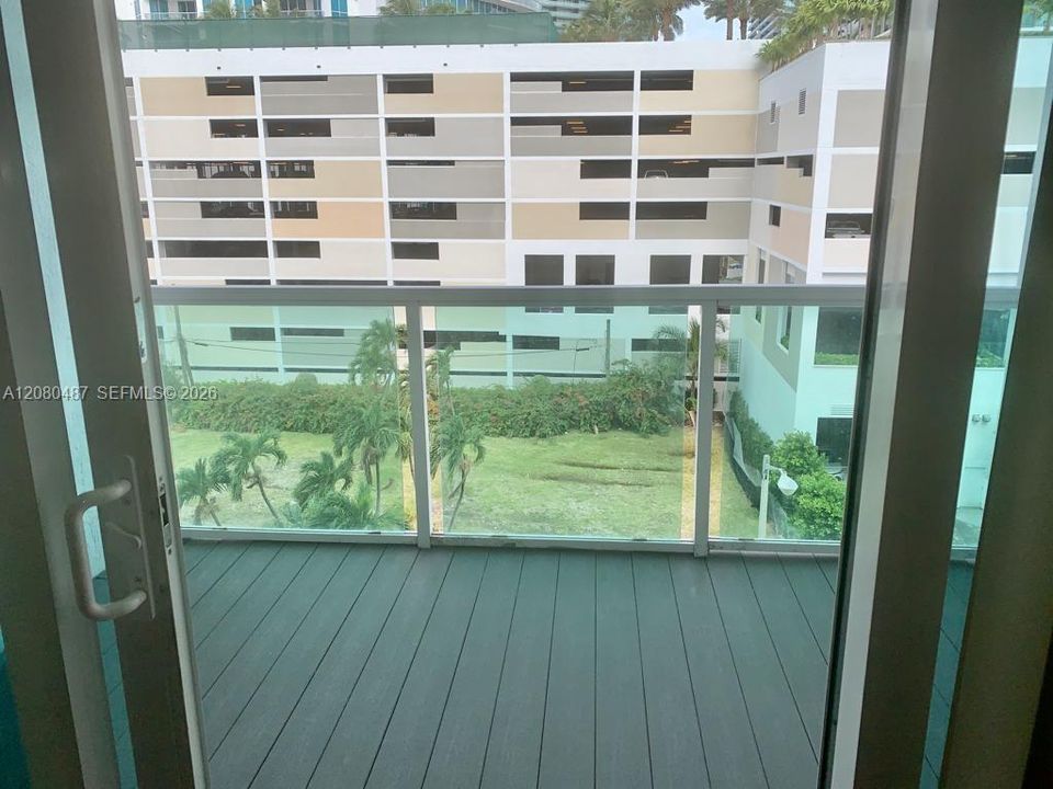 For Rent: $2,500 (1 beds, 1 baths, 677 Square Feet)