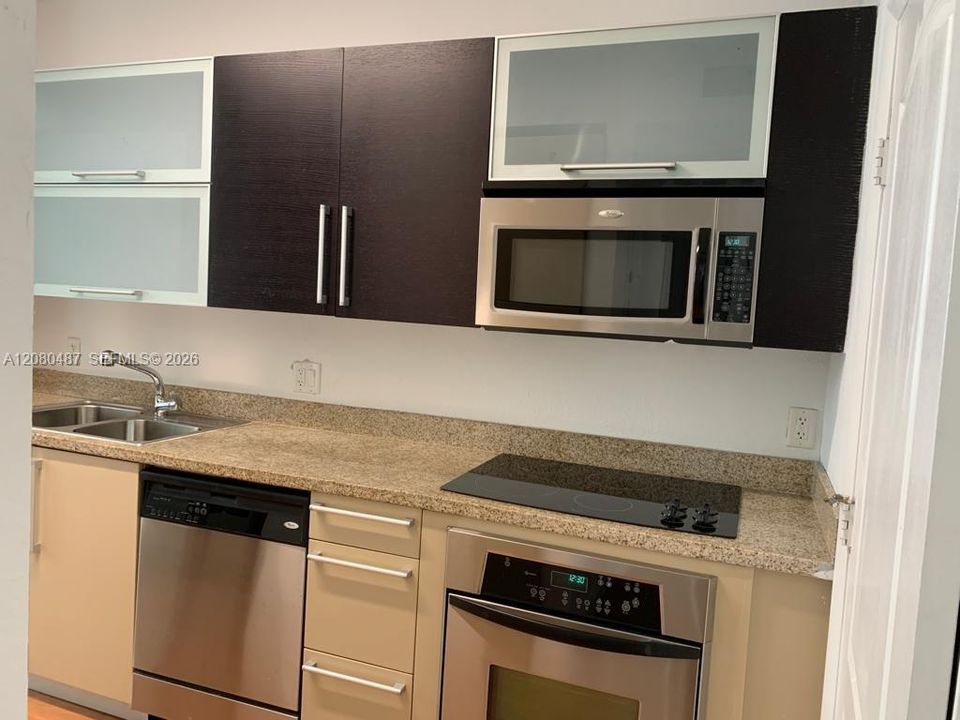 For Rent: $2,500 (1 beds, 1 baths, 677 Square Feet)