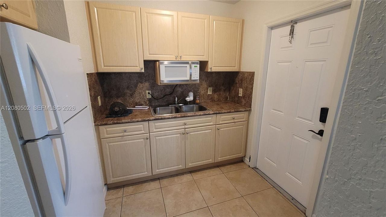 For Sale: $429,000 (3 beds, 1 baths, 925 Square Feet)