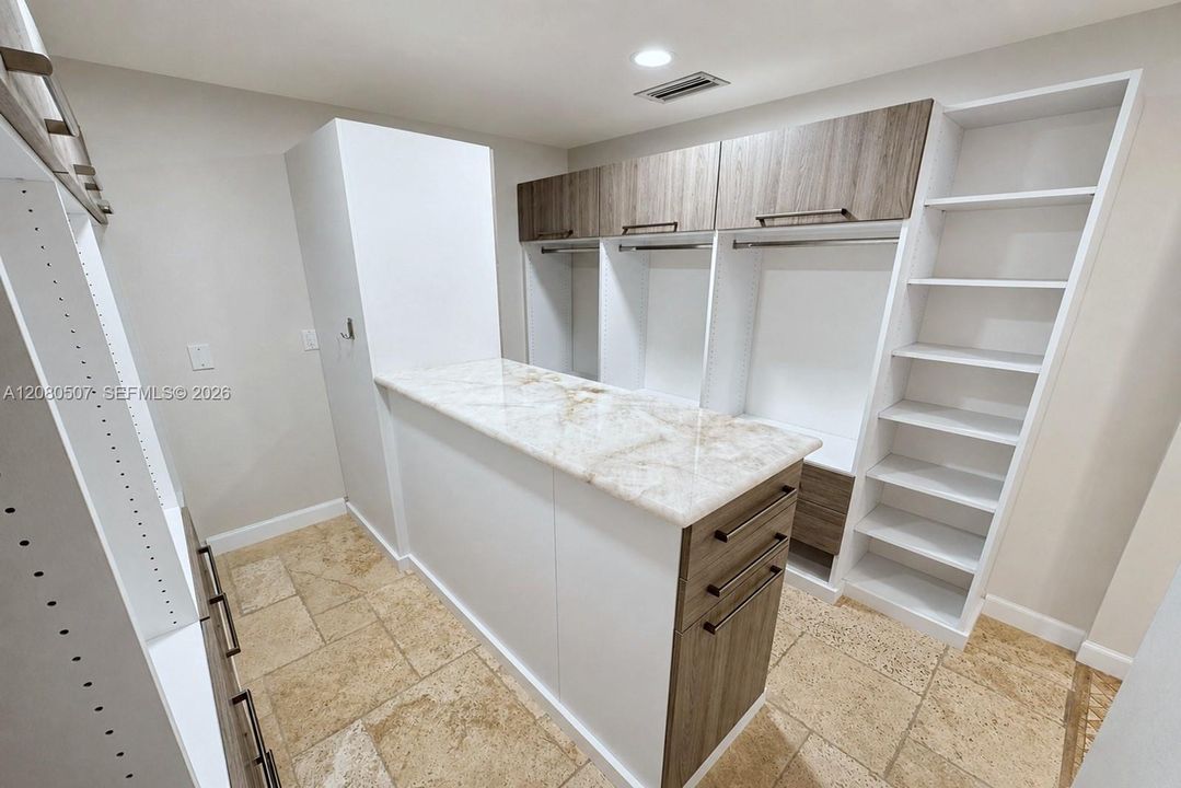 На продажу: $750,000 (3 спален, 2 ванн, 1702 Квадратных фут)