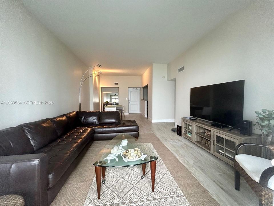 В аренду: $4,100 (2 спален, 2 ванн, 1357 Квадратных фут)
