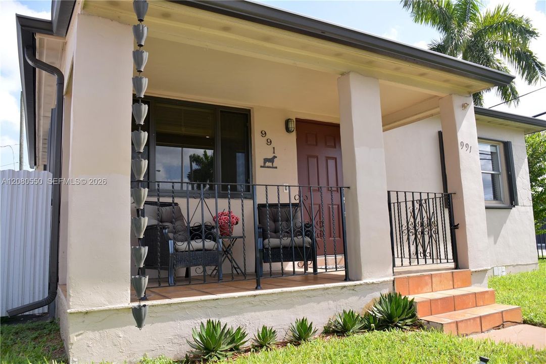 For Sale: $549,900 (3 beds, 2 baths, 850 Square Feet)