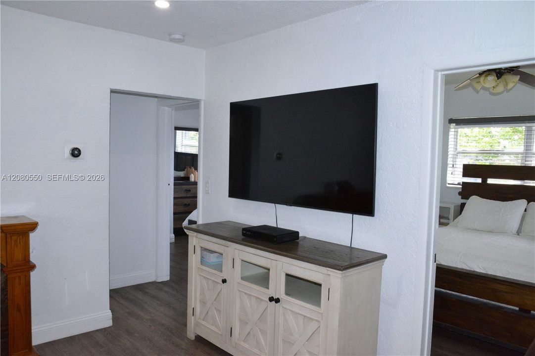 For Sale: $549,900 (3 beds, 2 baths, 850 Square Feet)