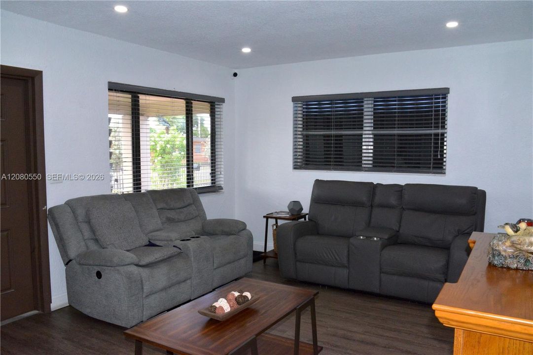 For Sale: $549,900 (3 beds, 2 baths, 850 Square Feet)