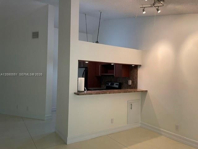 For Rent: $1,700 (1 beds, 1 baths, 862 Square Feet)