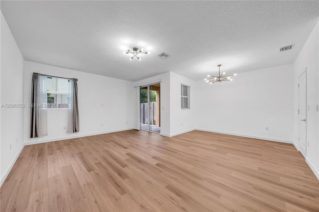For Sale: $345,000 (3 beds, 2 baths, 1731 Square Feet)
