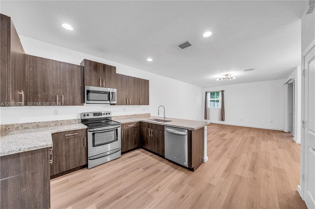 For Sale: $345,000 (3 beds, 2 baths, 1731 Square Feet)