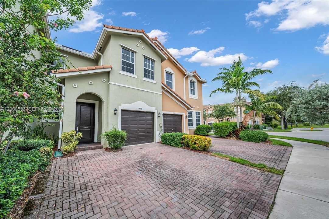 For Sale: $345,000 (3 beds, 2 baths, 1731 Square Feet)